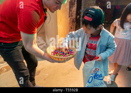 Children enjoying an Easter egg hunt at Shoreditch Town Hall in London. Photo date: Saturday, April 20, 2019. Photo: Roger Garfield/Ģ����ý Stock Photo