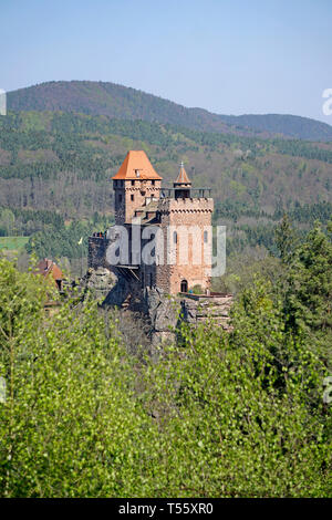 Burg Berwartstein, mittelalterliche Felsenburg und einzige bewohnte Burg in der Pfalz, Erlenbach bei Dahn, Wasgau, Rheinland-Pfalz, Deutschland | Berw Stock Photo