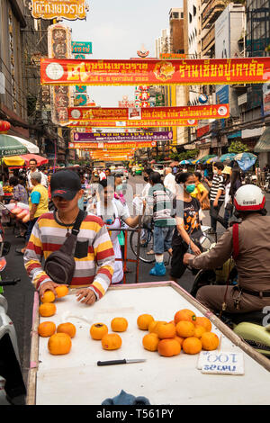 Thailand, Bangkok, Chinatown, Thanon Yaowarat, man selling oranges from roadside barrow Stock Photo