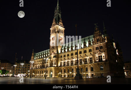 Building of Hamburg City Hall (Hamburger Rathaus) at night, Germany. The Rathaus is located in the Altstadt quarter in the city center, at the Rathaus Stock Photo