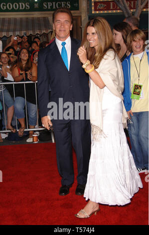 LOS ANGELES, CA. June 25, 2006: Actor & California Governor ARNOLD SCHWARZENEGGER & wife MARIA SHRIVER at the world premiere of 'Pirates of the Caribbean: Dead Man's Chest' at Disneyland, CA. © 2006 Paul Smith / Featureflash Stock Photo