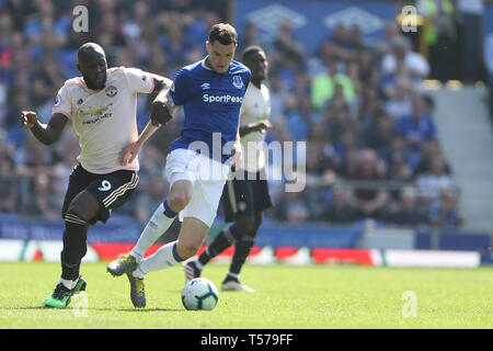 Liverpool, UK. 21st Apr, 2019. Michael Keane of Everton (r) gets away from Romelu Lukaku of Manchester United . Premier League match, Everton v Manchester Utd at Goodison Park in Liverpool on Sunday 21st April 2019. this image may only be used for Editorial purposes. Editorial use only, license required for commercial use. No use in betting, games or a single club/league/player publications. pic by Chris Stading/Andrew Orchard sports photography/Alamy Live news Credit: Andrew Orchard sports photography/Alamy Live News Stock Photo