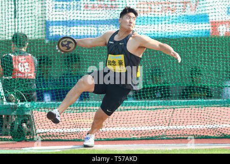 Kobe, Japan. 21st Apr, 2019. Go Chinen Athletics : The 67th Hyogo Relay Carnival, Men's Discus Throw at Kobe Universiade Memorial Stadium in Kobe, Japan . Credit: Naoki Nishimura/AFLO SPORT/Alamy Live News Stock Photo