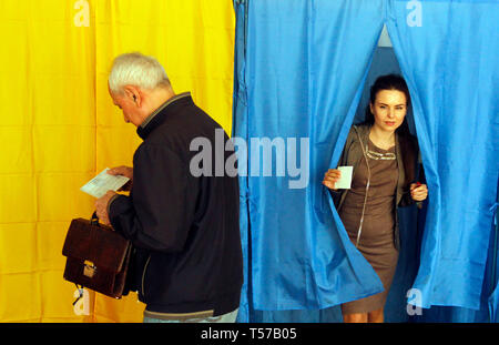 Kiev, Ukraine. 21st Apr, 2019. Ukrainians are seen at the polling station during the second round of presidential election in Kiev. Credit: SOPA Images Limited/Alamy Live News Stock Photo