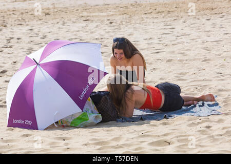 Bournemouth, Dorset, UK. 22nd Apr, 2019. UK weather: after a hazy start the glorious weather continues with hot and sunny weather, as beachgoers head to the seaside to enjoy the heat and sunshine at Bournemouth beaches on Easter Monday before the weather changes and the return to work. Credit: Carolyn Jenkins/Alamy Live News Stock Photo
