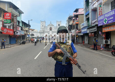 (190422) -- BEIJING, April 22, 2019 (Xinhua) -- A soldier stands guard in front of the St. Anthony's Church where a blast took place in Colombo, Sri Lanka, April 21, 2019. (Xinhua/Ha Pulacheqi) Stock Photo