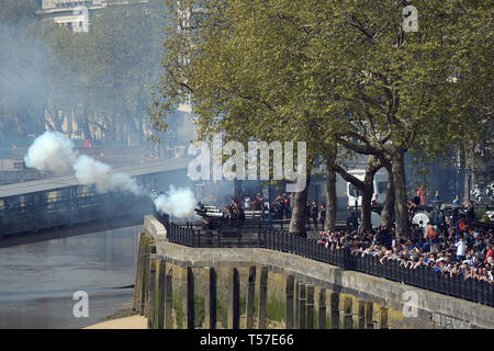 London, UK. 22nd Apr, 2019. Tower of London 22nd April 2019. Commemorative gun salute for the 93rd Birthday of Her Majesty Queen Elizabeth. The 62 round salute at 1pm was held on Bank Holiday Monday as no salutes take place on a Sunday, the actual date of the Queens birthday Credit: MARTIN DALTON/Alamy Live News Stock Photo