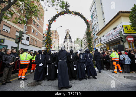 Mostoles, Madrid, Spain. 21st Apr, 2019. The image of Virgin Mary seen crossing a rosemary arch decorated with oranges, lemons and the Spanish flag during the traditional procession of Easter Sunday.The procession has been celebrated since the 18th century and is a tourist attraction in the region. Christian believers around the world mark the Holy Week of Easter celebrating the crucifixion and resurrection of Jesus Christ. Credit: Legan P. Mace/SOPA Images/ZUMA Wire/Alamy Live News Stock Photo