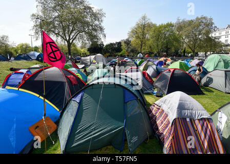 London, UK.  22 April 2019.  Activists' tents at Marble Arch during 'London: International Rebellion', on day eight of a protest organised by Extinction Rebellion.  Protesters are demanding that governments take action against climate change.  After police issued section 14 orders at the other protest sites of Oxford Circus, Waterloo Bridge and Parliament Square resulting in over 900 arrests, protesters have convened at the designated site of Marble Arch so that the protest can continue into its second week.  Credit: Stephen Chung / Alamy Live News Stock Photo