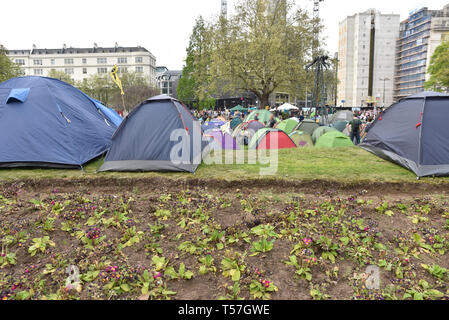 Marble Arch, London, UK. 22nd April 2019. The Extiction Rebellin climate change protest camp at Marble Arch. Credit: Matthew Chattle/Alamy Live News Stock Photo