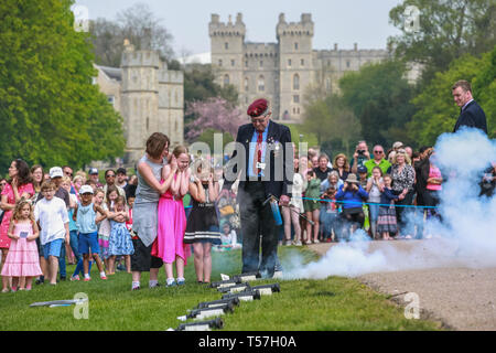 Windsor, UK. 22nd April 2019. John Matthews, borough bombardier, supervises children in firing a small cannon as part of a traditional 21-gun salute on the Long Walk in front of Windsor Castle for the Queen's 93rd birthday. The Queen’s official birthday is celebrated on 11th June. Credit: Mark Kerrison/Alamy Live News Stock Photo