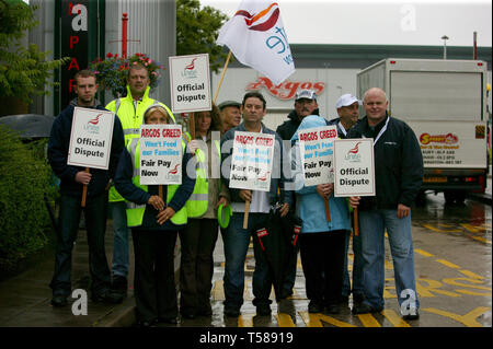 Argos distribution centre workers strike after a row over pay. Heywood Distribution Park. 17/07/2008 Stock Photo