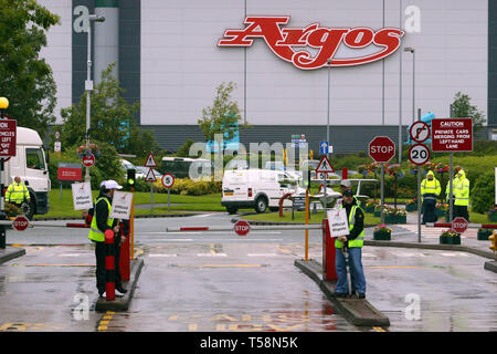 Argos distribution centre workers strike after a row over pay. Heywood Distribution Park. 17/07/2008 Stock Photo