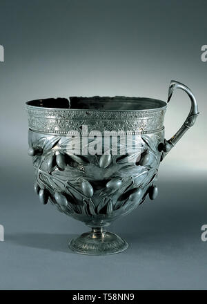 Italy campania Pompeii - cantharus Pompeii, Casa del Menandro, underground B Cantharus, mid-1st century BC Silver Stock Photo