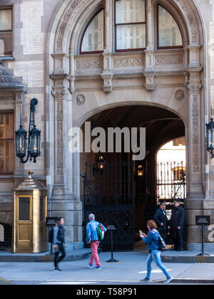 Entrance to 'The Dakota' building (site of John Lennon's assassination), Upper Manhattan, New York City, USA Stock Photo