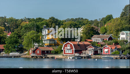 Colourful holiday homes line the Baltic at Vaxholm in the Stockholm archipelago Stock Photo
