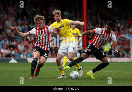 Leeds United's Patrick Bamford battles for the ball with Brentford's Mads Bech Sorensen (left) and Julian Jeanvier (right) during the Sky Bet Championship match at Griffin park, Brentford. Stock Photo