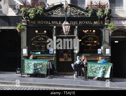 The Royal Mile Tavern, one of many traditional public houses in Edinburgh's old town, Scotland, UK, Europe Stock Photo