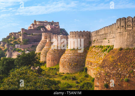 Kumbhalgarh fort and wall in rajasthan, india Stock Photo