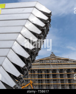23 April 2019, Bavaria, München: Aluminium profiles are stacked like a modern sculpture in front of the scaffolded Glyptothek on Königsplatz. The Museum of Ancient Sculptures is currently closed for renovation and will only be open to the public again in October 2020. Photo: Peter Kneffel/dpa Stock Photo
