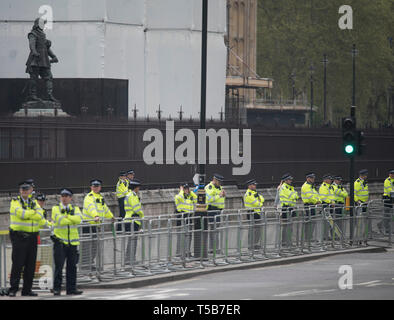 London, UK. 23rd Apr, 2019. Parliament Square and surrounding streets put in virtual lockdown with a large police presence as Extinction Rebellion climate change protesters march down Whitehall and into the Square. Image: Barriers and police cordon outside the Houses of Parliament. Credit: Malcolm Park/Alamy Live News Stock Photo