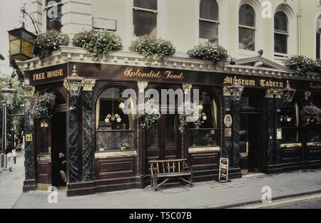 Museum Tavern, Holborn, London, England, UK. Circa 1980's Stock Photo