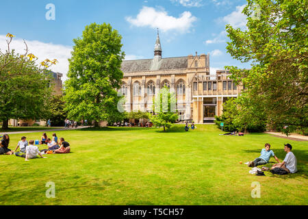 Students relaxing on the grass outside Balliol College of Oxford University. Oxford, England Stock Photo