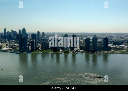 (190423) -- NEW YORK, April 23, 2019 (Xinhua) -- Buildings of the Long Island City are seen from the United Nations headquarters in New York, April 23, 2019. Stock Photo