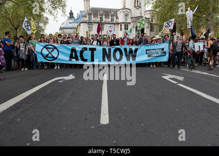 Extinction Rebellion activists are seen behind a large banner marching to Parliament to deliver letters to their MPs during the Extinction Rebellion march in London.  Extinction Rebellion protesters march from Marble Arch to Parliament Square, attempting to deliver letters to their MPs. Extinction Rebellion activists were permitted to be in Parliament Square but not to enter Parliament. After several attempts to deliver the letters, the activists reached an agreement with MPs through the police. Ten activists were allowed to deliver the letters in the company of Baroness Jenny Jones (Green par Stock Photo