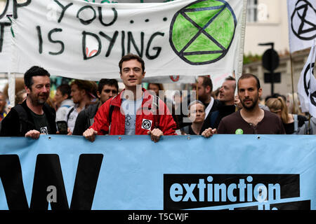 Extinction Rebellion activists are seen behind a large banner marching to Parliament to deliver letters to their MPs during the Extinction Rebellion march in London.  Extinction Rebellion protesters march from Marble Arch to Parliament Square, attempting to deliver letters to their MPs. Extinction Rebellion activists were permitted to be in Parliament Square but not to enter Parliament. After several attempts to deliver the letters, the activists reached an agreement with MPs through the police. Ten activists were allowed to deliver the letters in the company of Baroness Jenny Jones (Green par Stock Photo