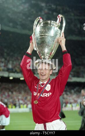 Barcelona, Spanien. 19th Apr, 2019. firo: 26.05.1999 Football, 1998/1999 Champions League: Final Manchester United - FC Bayern Munich, Munchen, Munich 2: 1 jubilation, award ceremony with cup, Teddy Sheringham | usage worldwide Credit: dpa/Alamy Live News Stock Photo