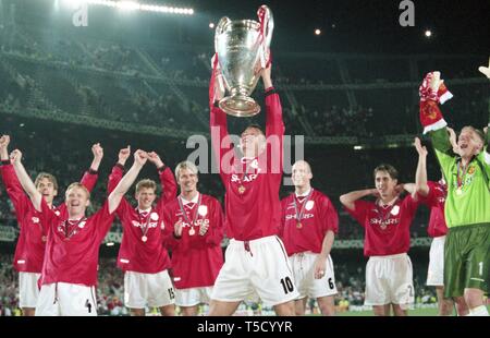 Barcelona, Spanien. 16th Apr, 2019. firo: 26.05.1999 Football, 1998/1999 Champions League: Final Manchester United - FC Bayern München, Munich, Munich 2: 1 jubilation, with Cup Trophy, Teddy Sheringham Teddy Sheringham Award ceremony | usage worldwide Credit: dpa/Alamy Live News Stock Photo