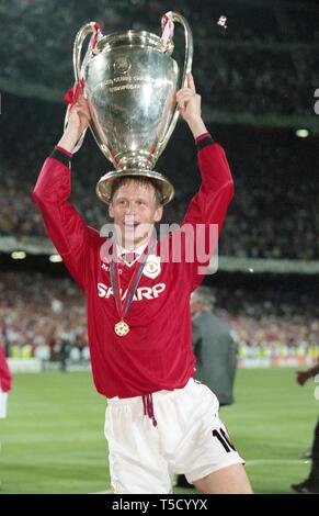 Barcelona, Spanien. 19th Apr, 2019. firo: 26.05.1999 Football, 1998/1999 Champions League: Final Manchester United - FC Bayern Munich, Munchen, Munich 2: 1 jubilation, award ceremony with cup, Teddy Sheringham | usage worldwide Credit: dpa/Alamy Live News Stock Photo