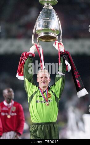 Barcelona, Spanien. 16th Apr, 2019. firo: 26.05.1999 Football, 1998/1999 Champions League: Final Manchester United - FC Bayern Munich, Munich, Munich 2: 1 jubilation, with Cup Trophoae, goalkeeper Peter Schmeichel | usage worldwide Credit: dpa/Alamy Live News Stock Photo