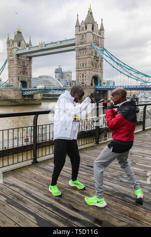 London, UK. 24th Apr, 2019. London Marathon 2019 Photocell with elite men athlete at tower bridge World record holder Eliud Kipchoge (Kenya), and Sir Mo Farah (GB) in a pretend head to head at the photocall, the real battle will be this sunday when they run the London Marathon 2019 Credit: Paul Quezada-Neiman/Alamy Live News Stock Photo