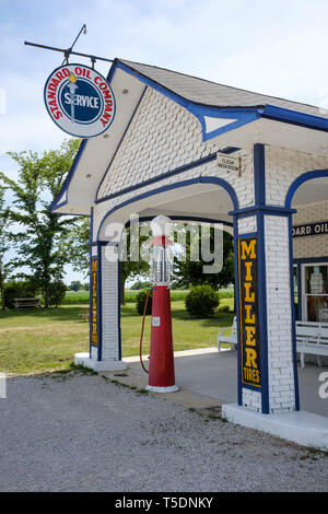 Standard Oil Company Petrol Station roadside attraction on Historic Old Route 66 in Odell, Illinois, USA Stock Photo