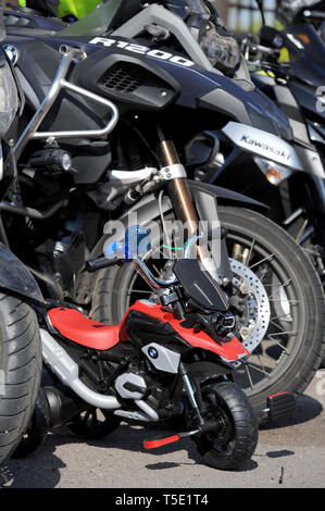 Crowds of motorcyclist gather for a charity motorbike ride from The Old Roase and Crown, Stourport-on-Severn, Worcestershire, UK. The Easter Sunday ride is to raise money for the towns Leapgate Activity Centre, a centre for adults with learning disabilities. Stock Photo