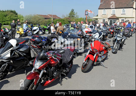 Crowds of motorcyclist gather for a charity motorbike ride from The Old Roase and Crown, Stourport-on-Severn, Worcestershire, UK. The Easter Sunday ride is to raise money for the towns Leapgate Activity Centre, a centre for adults with learning disabilities. Stock Photo