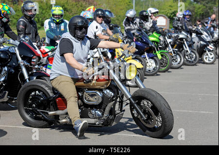 Crowds of motorcyclist gather for a charity motorbike ride from The Old Roase and Crown, Stourport-on-Severn, Worcestershire, UK. The Easter Sunday ride is to raise money for the towns Leapgate Activity Centre, a centre for adults with learning disabilities. Stock Photo