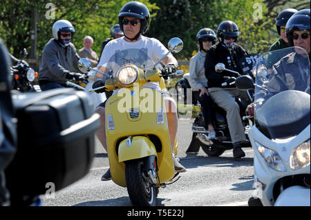 Crowds of motorcyclist gather for a charity motorbike ride from The Old Roase and Crown, Stourport-on-Severn, Worcestershire, UK. The Easter Sunday ride is to raise money for the towns Leapgate Activity Centre, a centre for adults with learning disabilities. Stock Photo