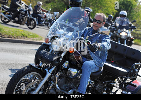 Crowds of motorcyclist gather for a charity motorbike ride from The Old Roase and Crown, Stourport-on-Severn, Worcestershire, UK. The Easter Sunday ride is to raise money for the towns Leapgate Activity Centre, a centre for adults with learning disabilities. Stock Photo