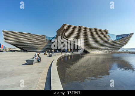 V&A Dundee Scotlands Design Museum on Riverside Esplanade Dundee Scotland UK looking towards entrance Stock Photo