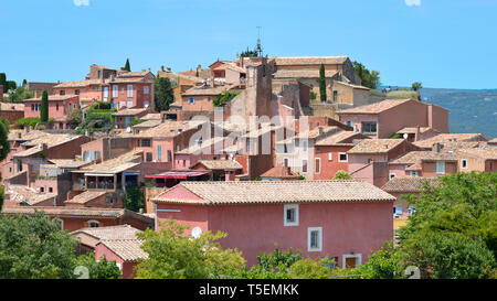 Village of Roussillon, a commune in the Vaucluse department in the Provence-Alpes-Côte d'Azur region in Southeastern France Stock Photo