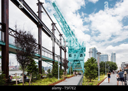 Elevated walkway on the remaining steel beams of a former Domino Sugar Factory building. Domino Park, Brooklyn, United States. Architect: James Corner Stock Photo