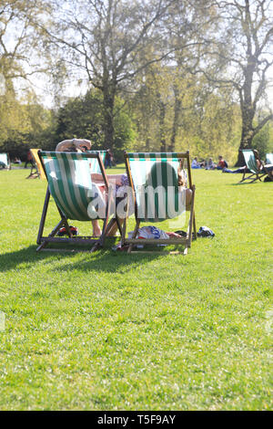 Deck chairs in St James's Park, London Stock Photo - Alamy