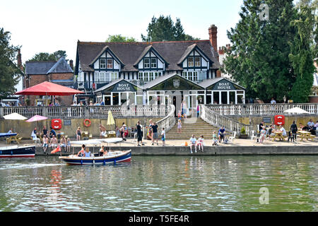 Wallingford Oxfordshire people enjoying refreshments & boat hire on hot summer day at riverside Boat House pub business on River Thames  England UK Stock Photo