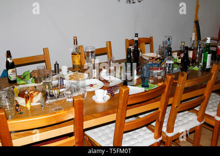 Reste vom Essen und leere Gläser, am gedeckten Tisch, am Morgen nach der Party Stock Photo