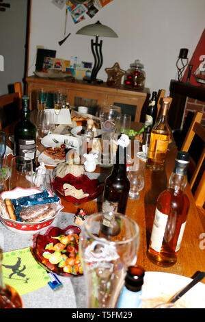 Reste vom Essen und leere Gläser, am gedeckten Tisch, am Morgen nach der Party Stock Photo