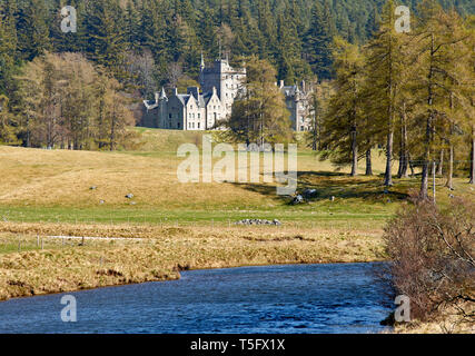 BRAEMAR ABERDEENSHIRE SCOTLAND INVERCAULD CASTLE WITH RIVER DEE IN SPRINGTIME Stock Photo