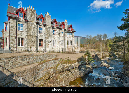 BRAEMAR ABERDEENSHIRE SCOTLAND THE FIFE ARMS HOTEL FROM THE BRIDGE OVER THE RIVER CLUNIE Stock Photo